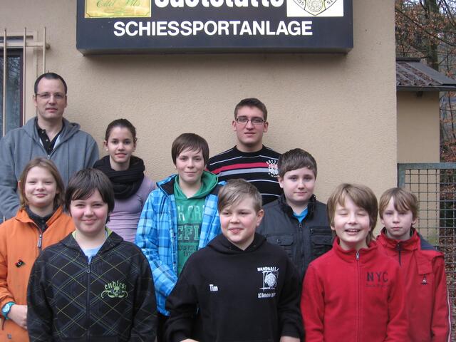 Neun Jugendliche betreute Jugendtrainer Michael Pletsch beim Jahrgangsbestenschießen in Kelkheim / Münster.
