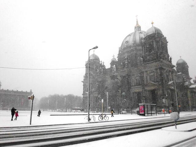 Gegenüber steht der Berliner Dom