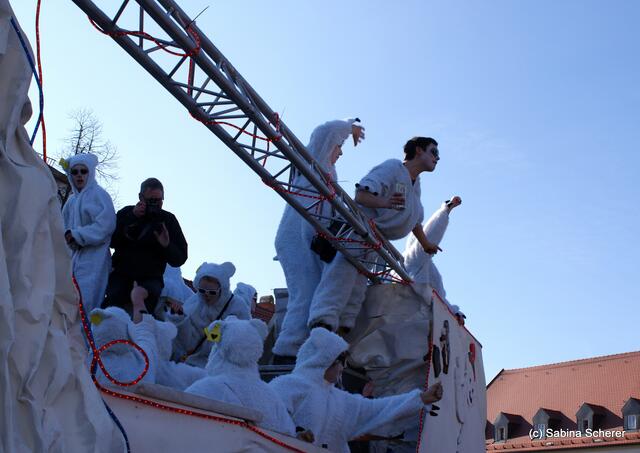 Friedberger Faschingsdienstag 2012 - Die Hügelsharter Jugend im Eisbärfell