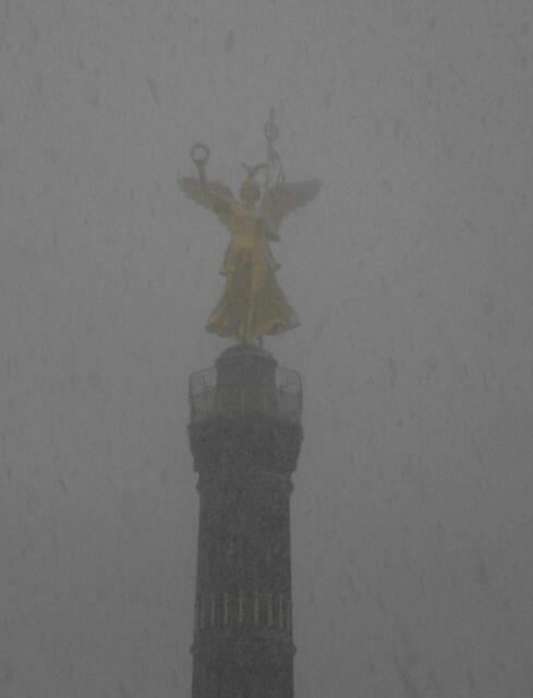 1938/1939 wurde die Säule vom Königsplatz auf ihren heutigen Standort, den Großen Stern, versetzt.