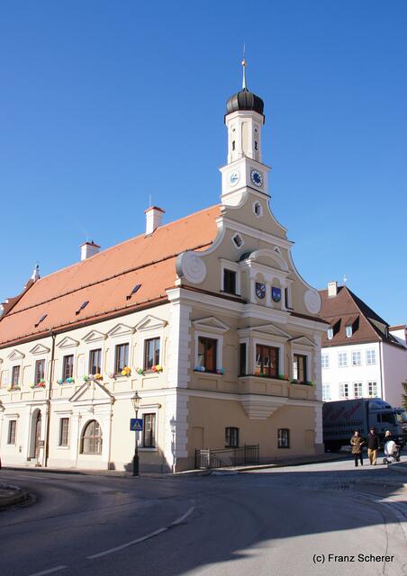 Friedberger Faschingsdienstag 2012 - Das Friedberger Rathaus am sonnigen Dienstg, kurz vor dem Umzug
