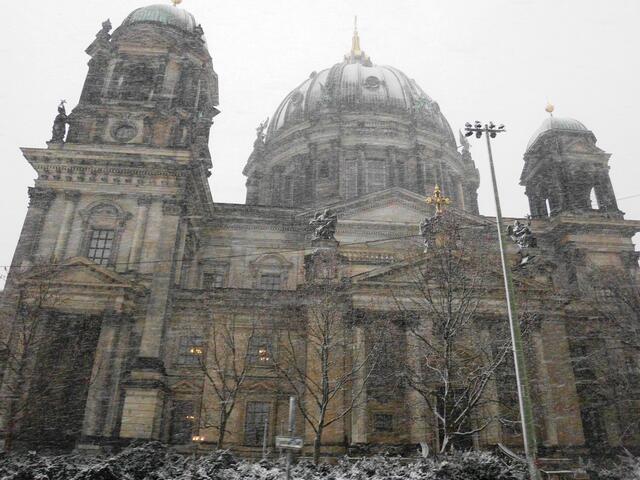 Die Gesamthöhe beträgt heute 116 Meter auf einer Grundfläche von 114 × 73 Meter. Die Kuppel besitzt eine Scheitelhöhe von 74,8 Meter bei einem Durchmesser von 33 Meter.