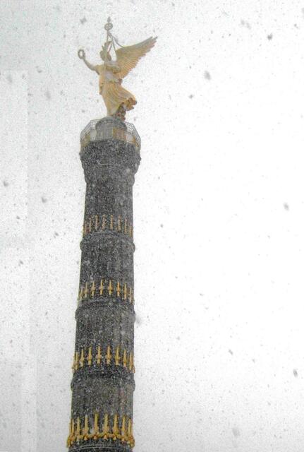 Die Gesamthöhe der Siegessäule einschließlich der Statue (Goldelse) beträgt 66,89 Meter.