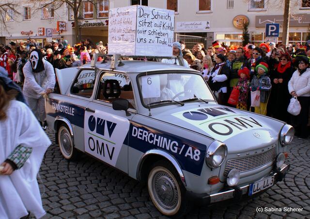 Friedberger Faschingsdienstag 2012 - Mit dem Trabi gegen die hohen Treibstoffpreise war die Gruppe von Daniel Stöckl aus Mering beim Umzug dabei