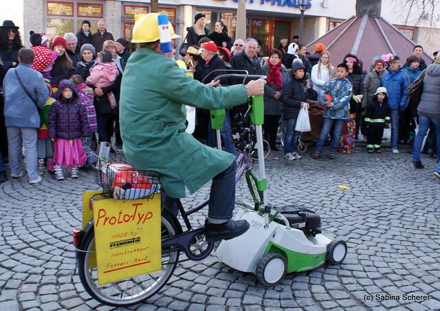Friedberger Faschingsdienstag 2012 - Das Rasenmäherfahrrad war eine der Attraktionen des Umzugs
