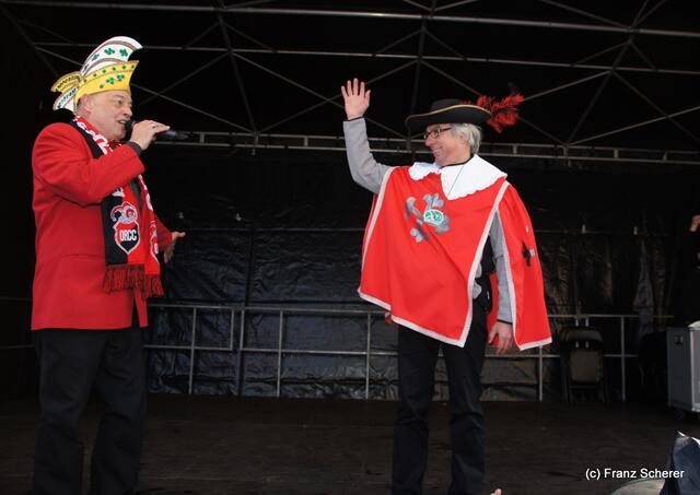 Friedberger Faschingsdienstag 2012 - Reinhold Korper vom ORCC (rechts)  und Friedbergs Bürgermeister Dr. Peter Bergmair