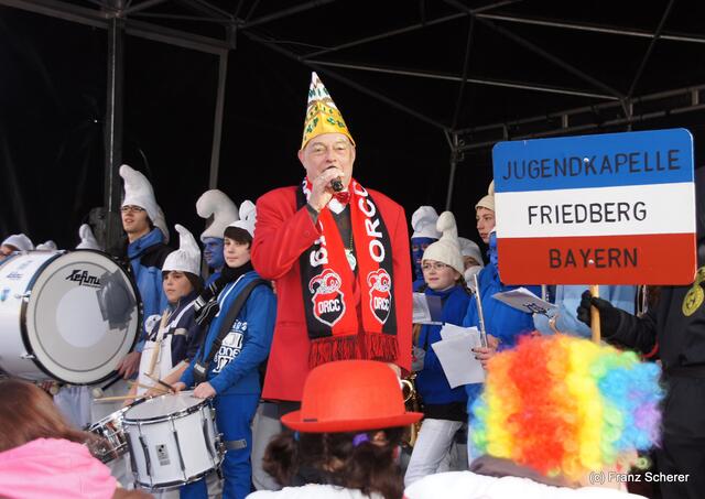 Friedberger Faschingsdienstag 2012 - Reinhold Korper vom ORCC heizt die Stimmung an
