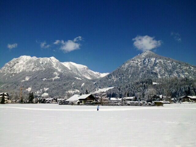 Ganz allein zieht hier noch jemand eine Skilanglaufrunde vor malerischer Bergkulisse