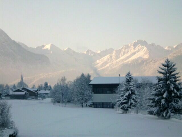 Ein Blick am frühen Morgen vom Balkon der Ferienwohnung aus Richtung Süden in das Oberstdorfer Bergpanorama.