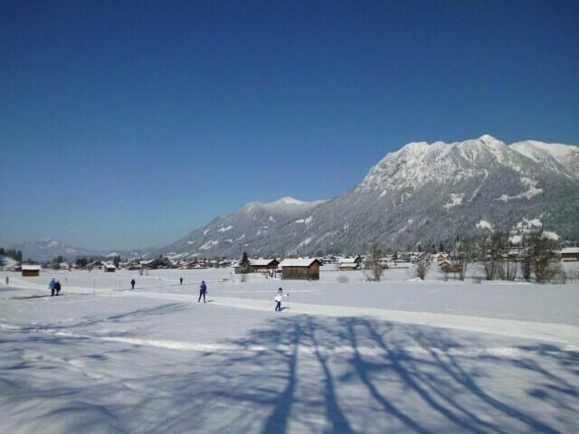 Von der Stillach bzw. vom Renkstieg kommend  zum Ort geschaut.