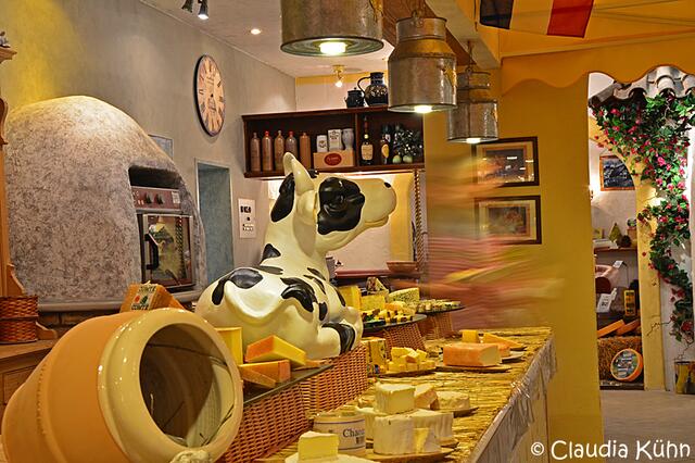 Das Käsebuffet welches gerade aufgebaut wird