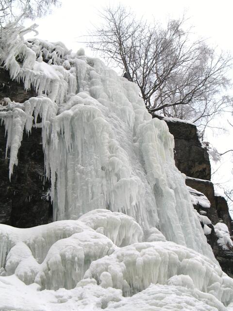 Im Sommerhalbjahr sprüht von den 50 Meter hohen Felswänden aus Devonkalk nur ein feiner Wasserschleier herunter. Doch im Winter baut sich dieser zu mächtigen Eiskaskaden auf.