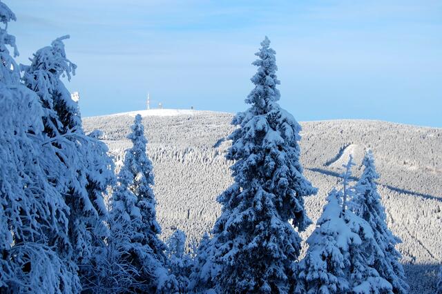 Der Harz ist besonders im Winter ein attraktives Ziel. Über allen Bergen thront der Brocken. Er knackt locker die 1000-Meter-Marke.