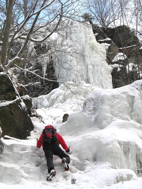 Der untere Bereich des Eisfalls lässt sich bei einem Steigungswinkel von 45 Grad auch ohne Seil klettern. Bei minus 15 Grad gutes Gelände zum Aufwärmen.