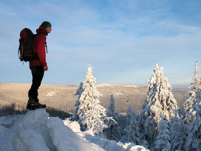 Es war mal wieder ein toller Tag. Nocheinmal genießen wir den Blick vom Wurmberg über den Harz zu den Hohneklippen hinüber.