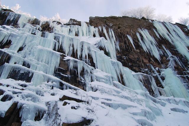 Im Wurmbergsteinbruch bei Braunlage hängen mächtige Eiskaskaden von den 40 Meter hohen Felswänden herab.