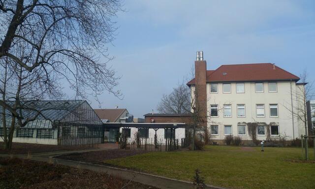 Ehemalige jüdische Volksschule Ahlem, später, vor der Deportation, Judenhaus, heute Lehr- und Versuchsanstalt für Gartenbau (rechts)