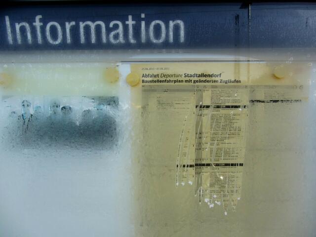 Am 22. Oktober 2011 ist der bis zum 7.8. gültige Baustellenfahrplan von einer Eisschicht verdeckt.