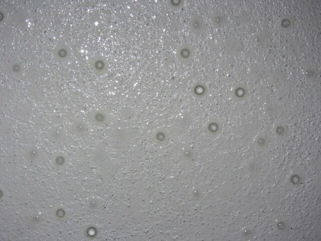 Wassertropfen an der Tunneldecke