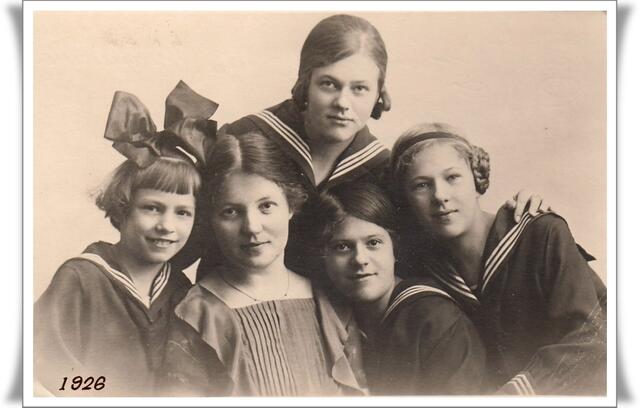 Der Matrosenanzug war wohl gerade groß in Mode.... ;) Chic gemacht für das Familienalbum.
