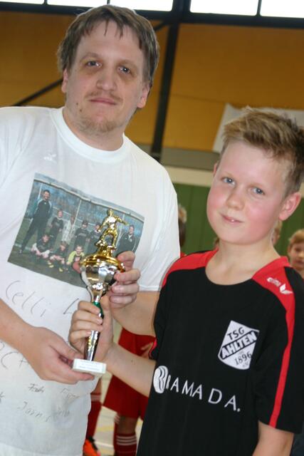 Turnierorganisator Lars Klingenberg mit dem besten Torschützen Tim Lührs (6Treffer) von der TSG Ahlten