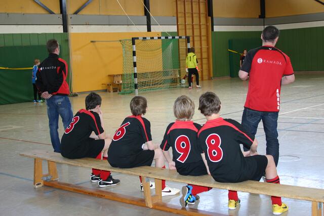 Die Reserve der TSG Ahlten mit ihren Trainern