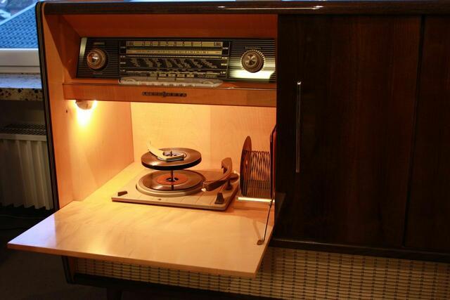 Musiktruhe - dasselbe Model stand bei meinen Großeltern