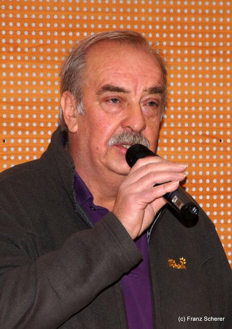 Bayerische Meisterschaften 2012 im Kunstrad und Einrad der Junioren U19 in Friedberg - Martin Bachmeier, Vorsitzender des RKB Solidarität Südbayern, spricht Grußworte zur Eröffnung