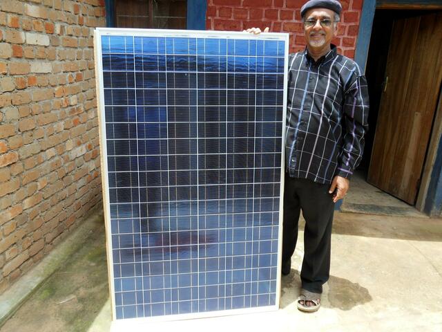 Pater George Aranchery mit einem von zehn von Phoenix Solar aus Sulzemoos gesponserten Solarmodulen für seine Missionstation in Songea, Tanzania