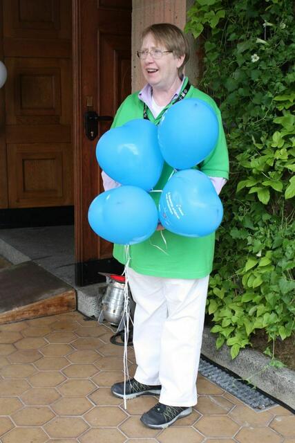 14.06.: Ballons müssen draußen bleiben und werden von den Helfern gehütet.