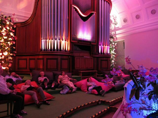 11.06.: Entspannen in der Lounge vor der Orgel