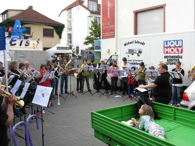 10.06.: Posaunenchor vor dem Gemeindehaus