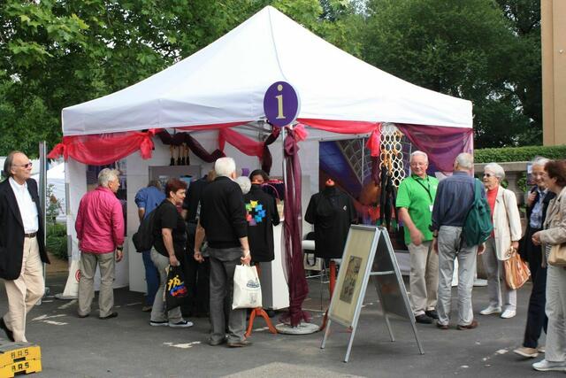 10.06.: Info- und Verkaufsstand vor der Kirche