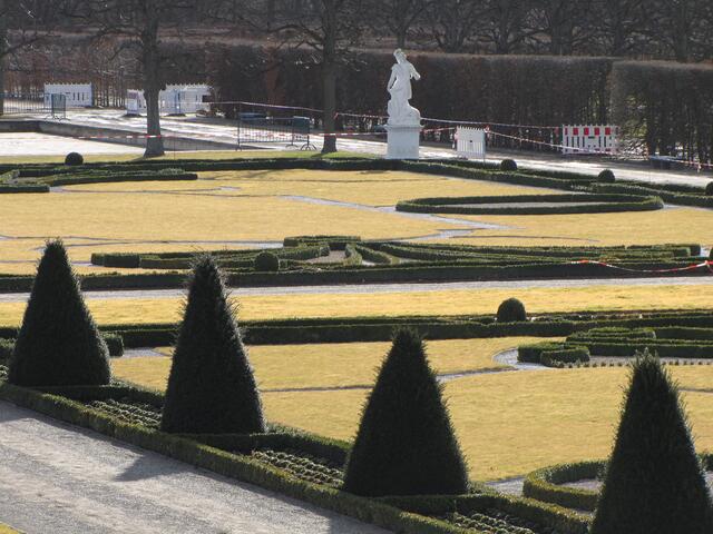 Noch ist Vieles kahl und grau. Doch bald kommt wieder Farbe in den Garten.