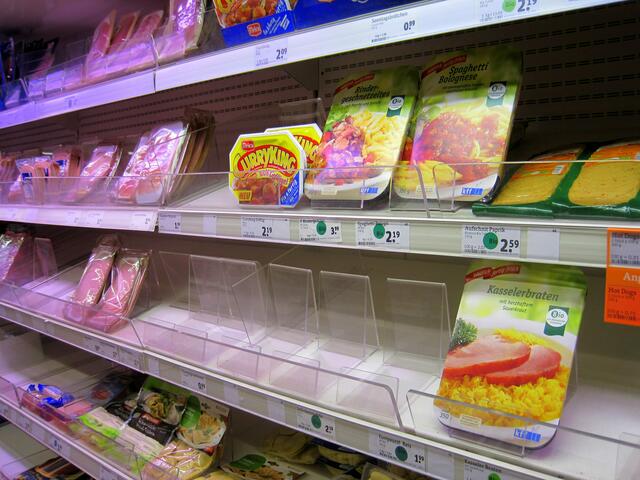 Im Kühlregal liegen nur noch Restposten.
