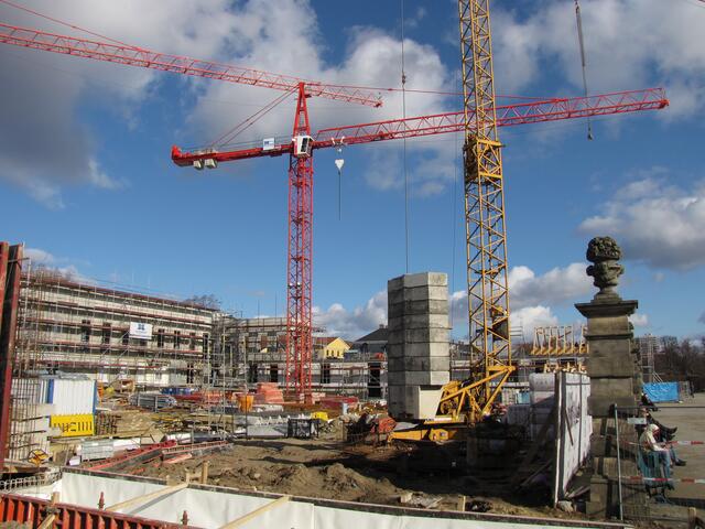 Zur einen Seite auf den Schlossneubau. Stand: Februar 2012. Das Richtfest wurde gefeiert.