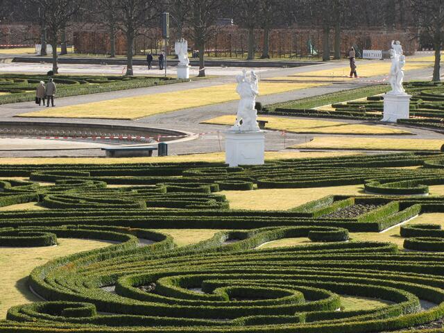 Zur anderen Seite auf das Paterre der Gartenanlagen.