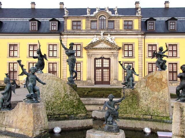 Und wenn im Herbst alles fertig ist, dann wird eine große Einweihungsparty gefeiert.