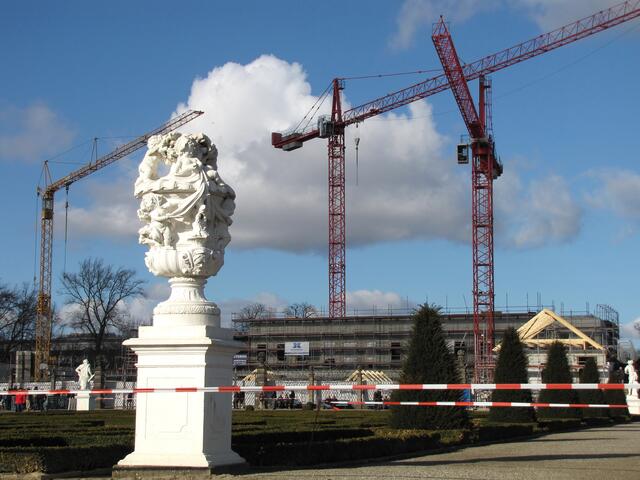 Doch die Stirnseite des Gartens wird noch ein halbes Jahr eine Baustelle bleiben.