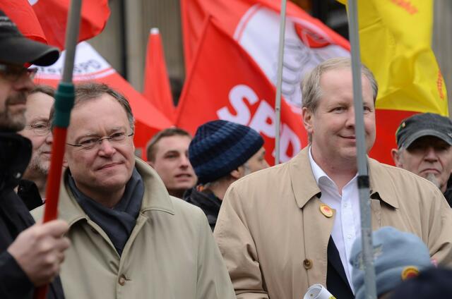 anti-atom-demo zum jahrestag von Fukushima, Hannover, 11.märz 2012    03  links OB Weil, rechts S. Schostok, SPD-fraktionsvors. im landtag
