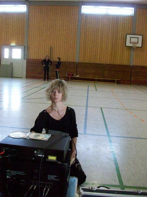 Steffie macht sich mit der Musikanlage vertraut