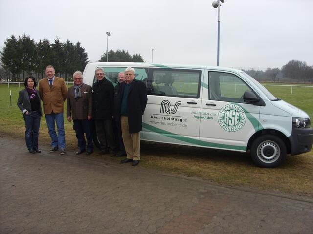 Gruppenbild mit Dame und Bus. 
Der Vorstand übernimmt mit viel Freude das tolle Fahrzeug von unserem Sponsor.
Von links: Jugendwartin Bettina Verseck, 
Helge Heinz und Klaus Sterthues (R + S Dienstleistungen), 
Alfred Runge, Rüdiger Solisch und Jürgen Stern.