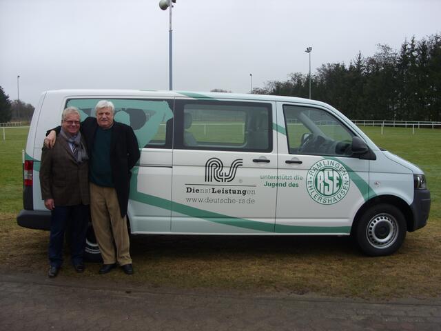 Sponsor und Präsident präsentieren den neuen Bus.