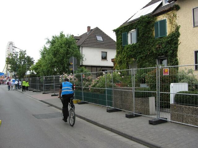 Mehrere Häuser beim HR-Treff lassen sich von einem Zaun schützen. (15.6.2011)