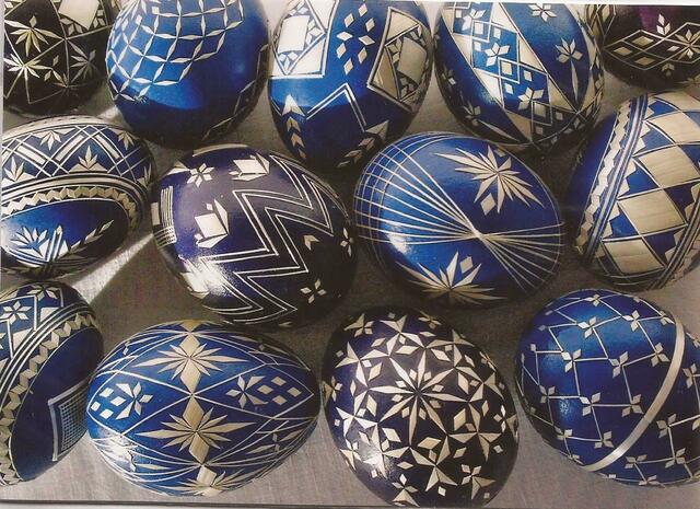 Ihre blau gefärbten Eier mit Strohapplikationen