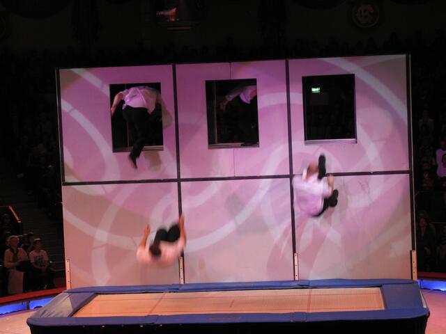 Sprungfiguren auf das Trampolin