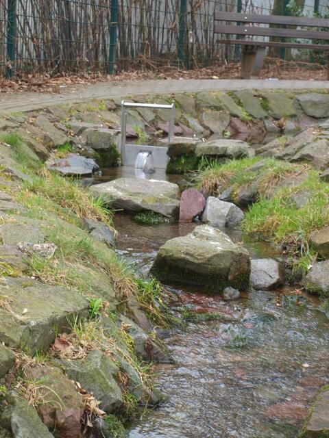 Künslicher Wehr,hier können Kinder das kleine Wehr öffnen,oder das Wasser stauen...
