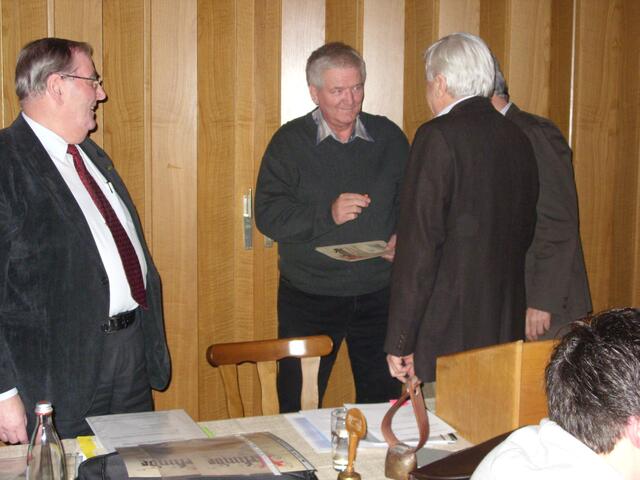 Jürgen Stern überreicht Wolfgang Krüger die Urkunde für 50jährige Mitgliedschaft. Von links: Rolf Schmidtmann, Wolfgang Krüger, Jürgen Stern, verdeckt Alfred Runge.