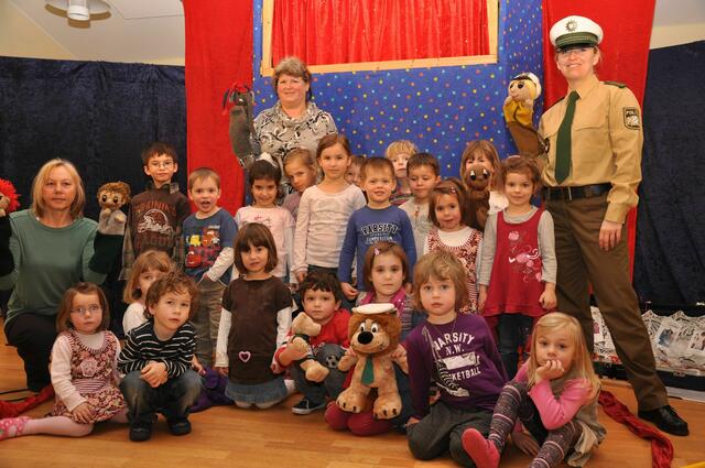 Verkehrserziehung mit dem Puppentheater "Schabarang" fand auch in Kühbach statt.
