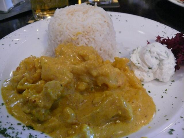 Indisches Blumenkohlcurry mit Reis und Korianderjoghurt